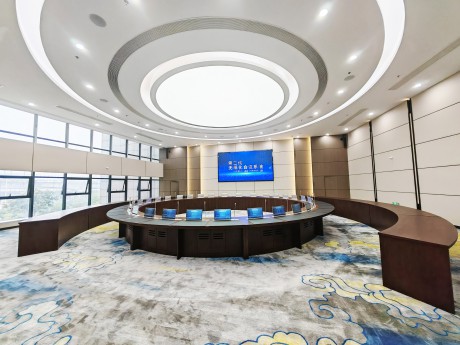 Large Round Table Meeting Platform