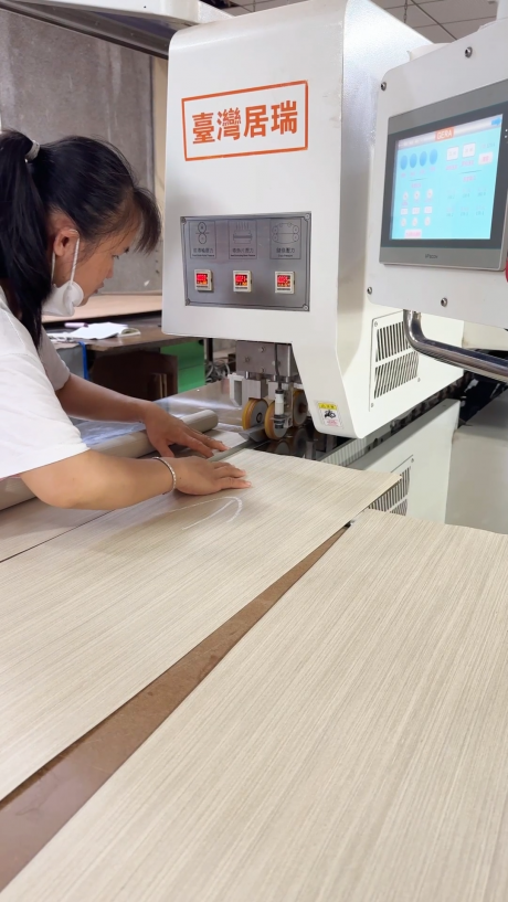 Automatic Seamless Splicing of Veneer Texture